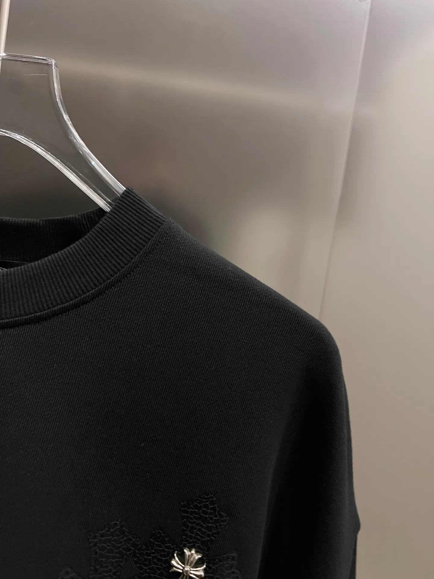 🅿️280 CH Crowe 2025 Autumn and Winter New Style Round Neck Long Sleeve Sweater Cross Patch Leather + Customized Hardware Metal Horseshoe Sanskrit Characters + Middle Eastern Australian Diamond Design Craftsmanship The real thing is great🔥Same style for men and women, loose version Size S M L XL XXL Five sizes Black White